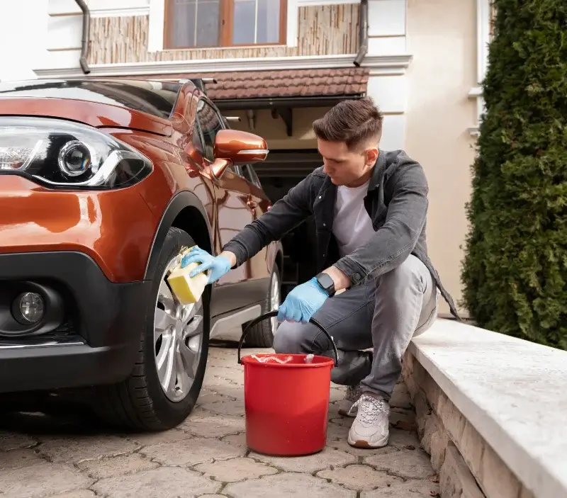 Lavage auto à domicile Lissay-Lochy : professionnel intervenant sur un véhicule